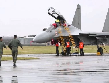 Su-30MKI vs EF-2000 Typhoon στους βρετανικούς ουρανούς (βίντεο)